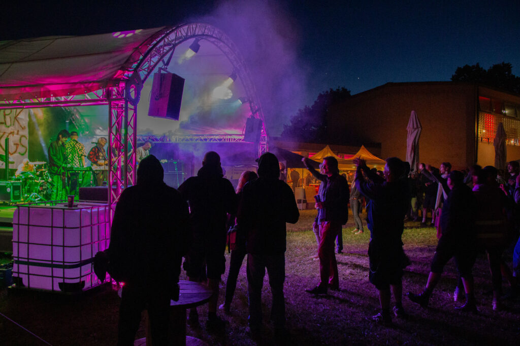 Nebel und violettes Bühnenlicht über der Tanzfläche in der Nacht beim Göss OpenAir 2026 in Gössmannsreuth.