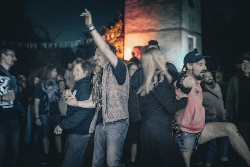 Ausgelassene Stimmung im Publikum vor der beleuchteten Ruine beim Göss OpenAir 2026 in Gössmannsreuth.