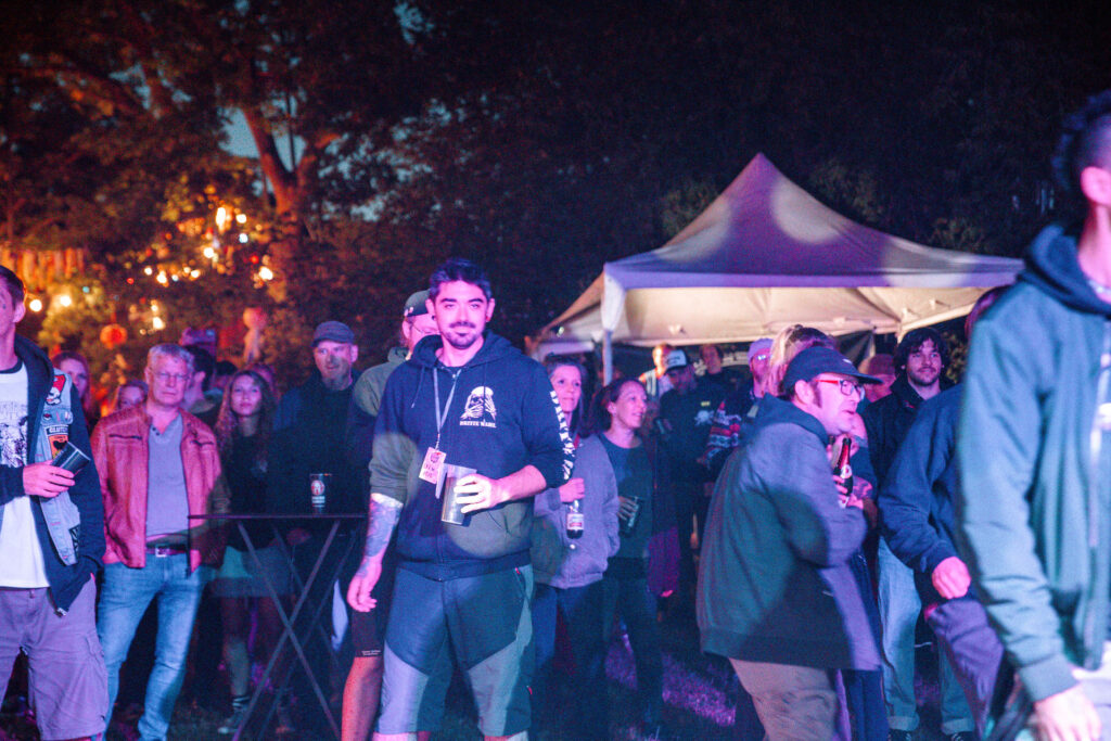 Publikum steht bei Nacht vor dem Festzelt beim Göss OpenAir 2026 in Gössmannsreuth.