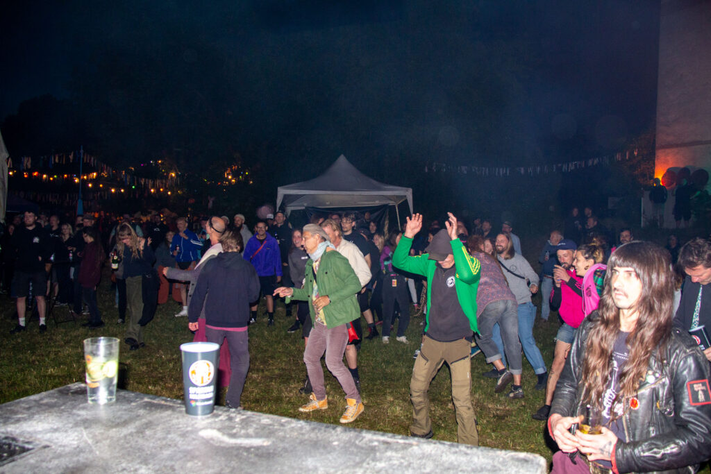 Feiernde tanzen ausgelassen auf der Wiese in der Nacht beim Göss OpenAir 2026 in Gössmannsreuth.