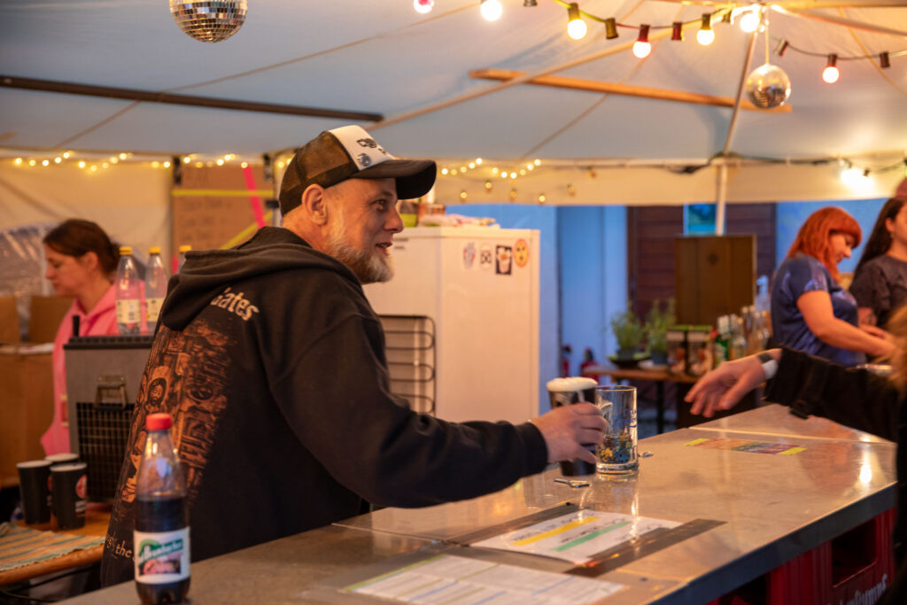 Besucher bestellt abends ein Getränk an der Bar beim Göss OpenAir 2026 in Gössmannsreuth.