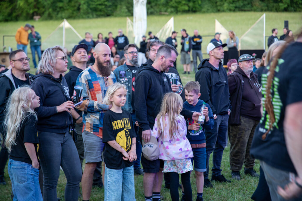 Familien mit Kindern stehen gemeinsam auf der Festivalwiese beim Göss OpenAir 2026 in Gössmannsreuth.