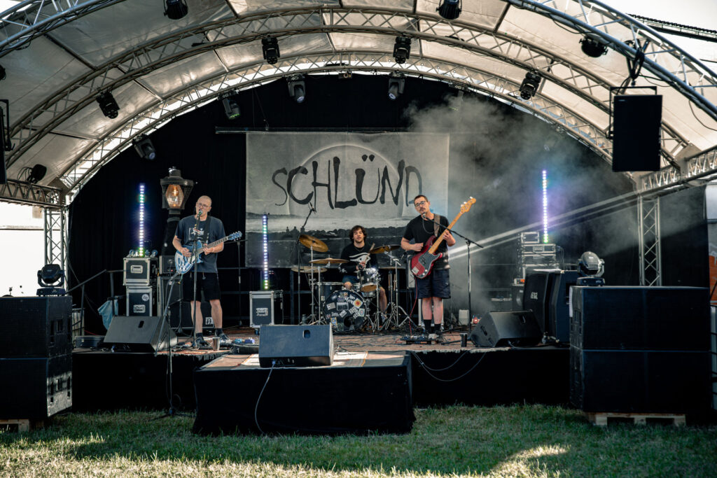 Die Band Schlünd spielt auf der Open-Air-Bühne beim Göss OpenAir 2026 in Gössmannsreuth.