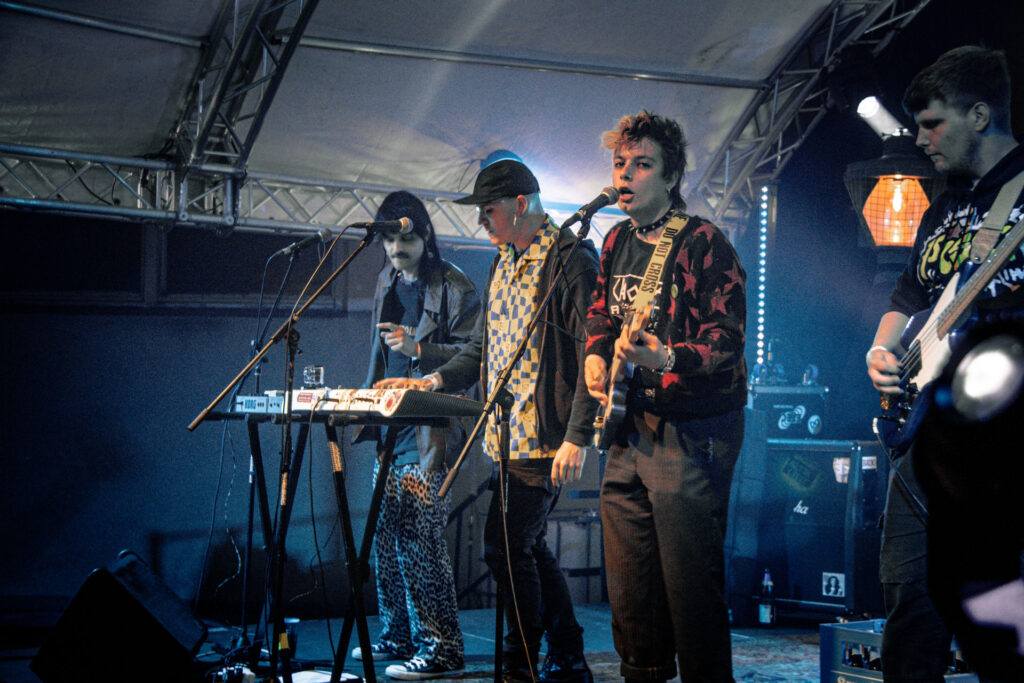 Musiker spielt Keyboard auf der nächtlich beleuchteten Bühne beim Göss OpenAir 2026 in Gössmannsreuth.