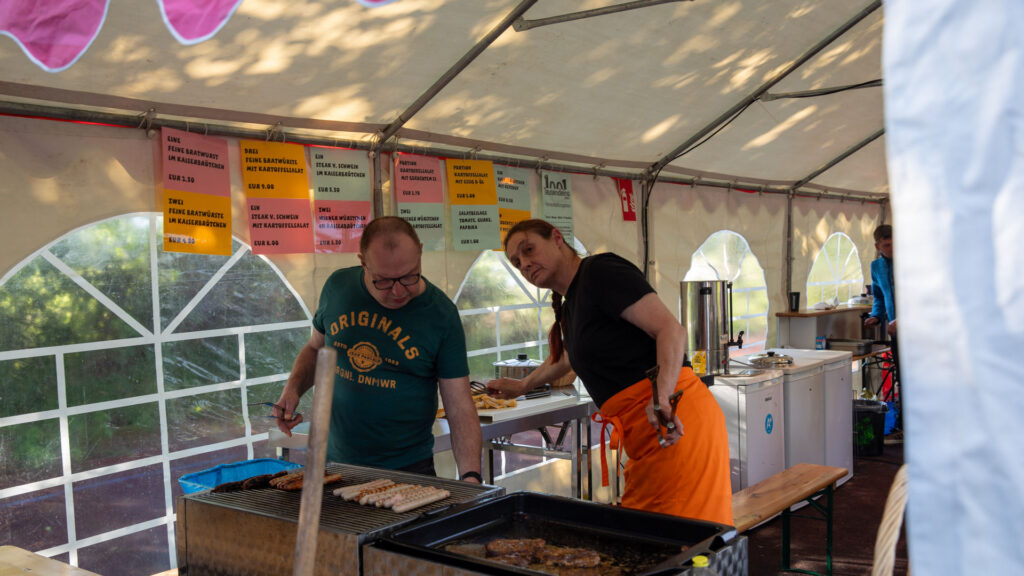 Helfer grillen unter dem Festzelt für die Besucher des Göss OpenAir 2026 in Gössmannsreuth.