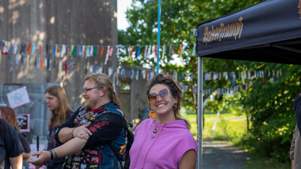 Zwei Besucherinnen unterhalten sich lachend unter der Wimpelkette beim Göss OpenAir 2026 in Gössmannsreuth.
