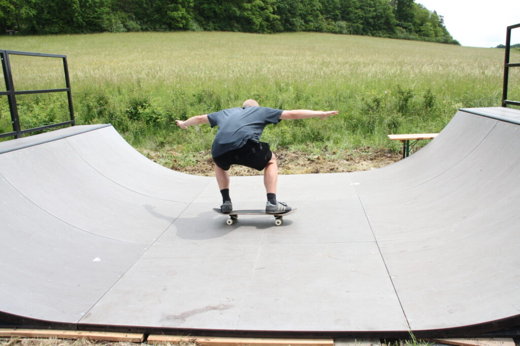 Ein Skater fährt einen Trick in der Halfpipe beim Göss OpenAir 2026 in Gössmannsreuth.
