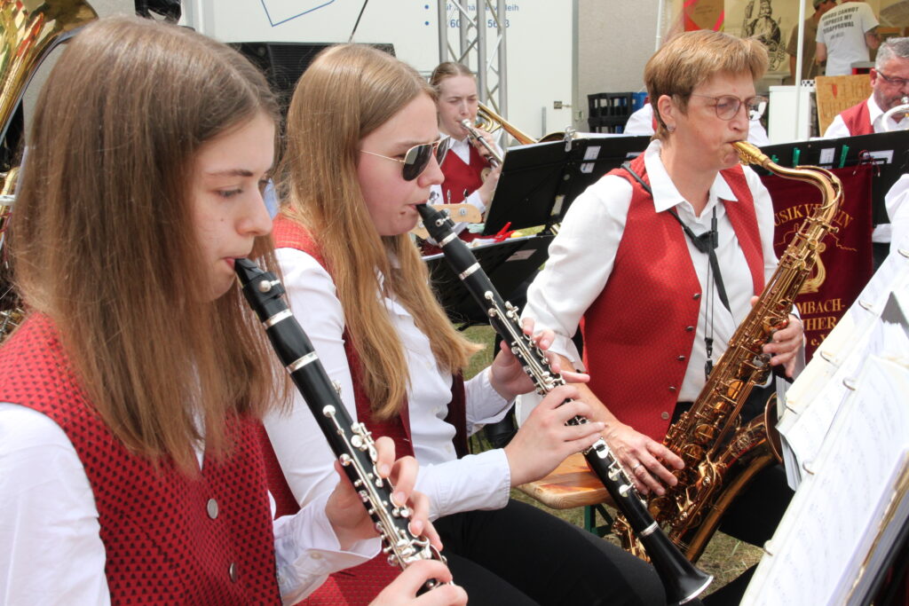 Eine Blaskapelle in Tracht spielt Klarinette und Saxofon beim Göss OpenAir 2026 in Gössmannsreuth.