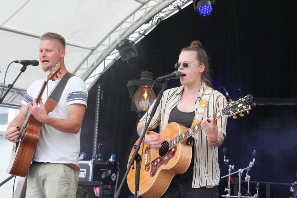Akustik-Duo spielt Gitarre und singt auf der Bühne beim Göss OpenAir 2026 in Gössmannsreuth.