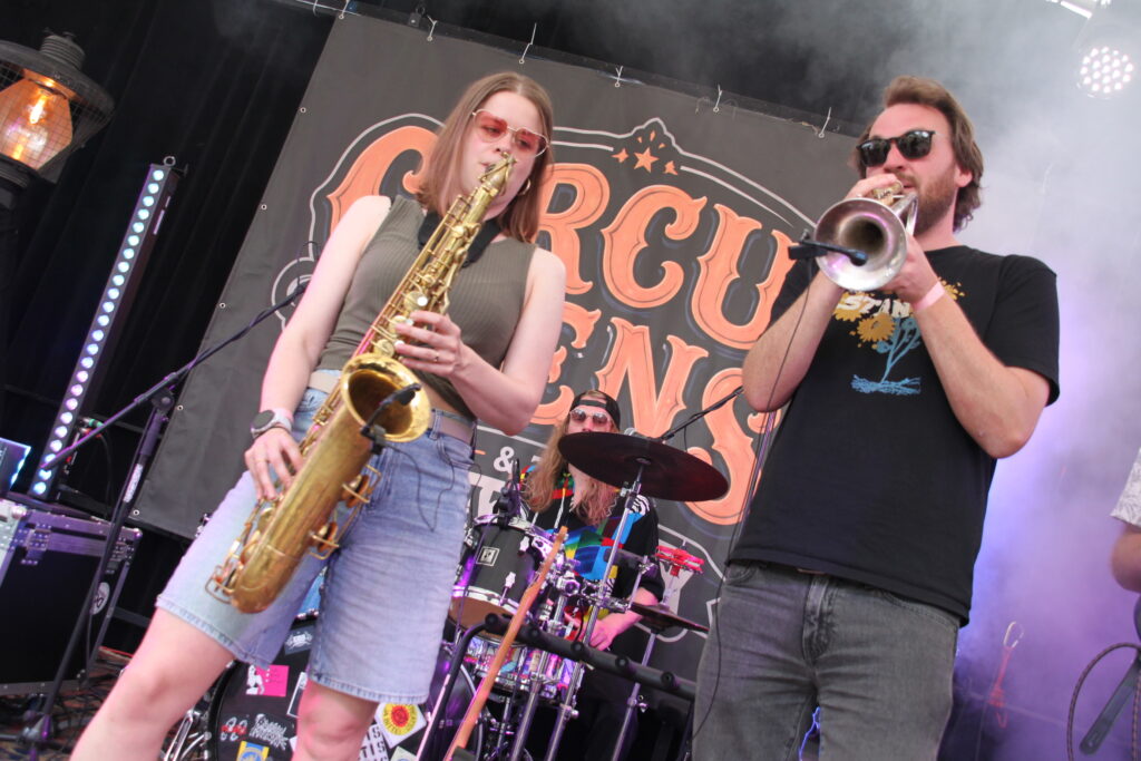 Die Band Circus Rens & The Meatballs spielt mit Saxofon und Trompete beim Göss OpenAir 2026 in Gössmannsreuth.