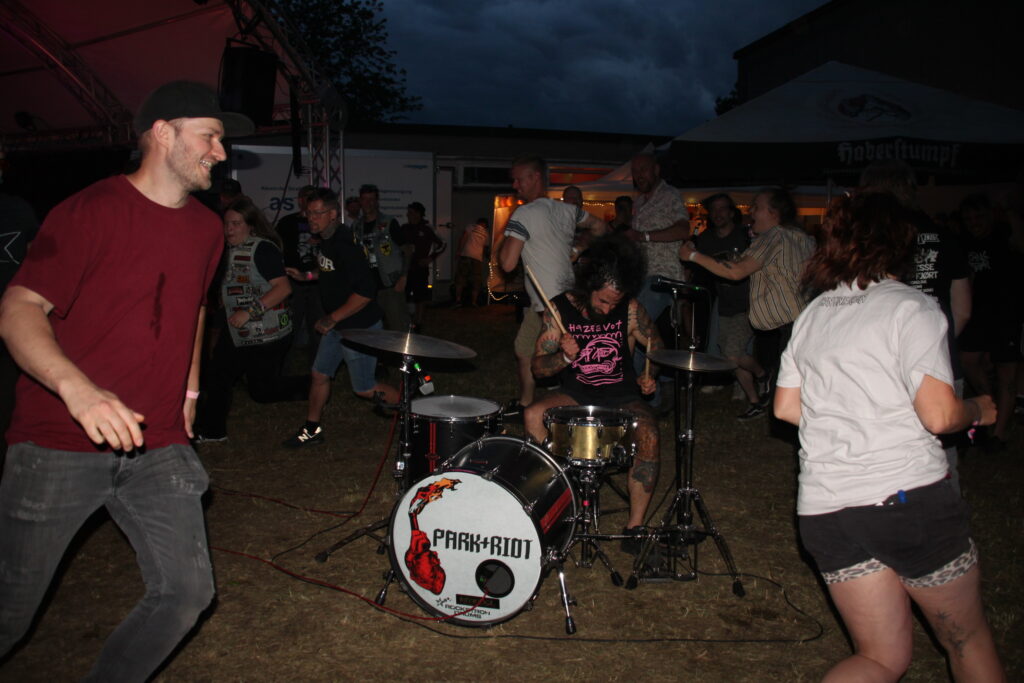Band spielt energiegeladen mit Moshpit vor der Bühne beim Göss OpenAir 2026 in Gössmannsreuth.
