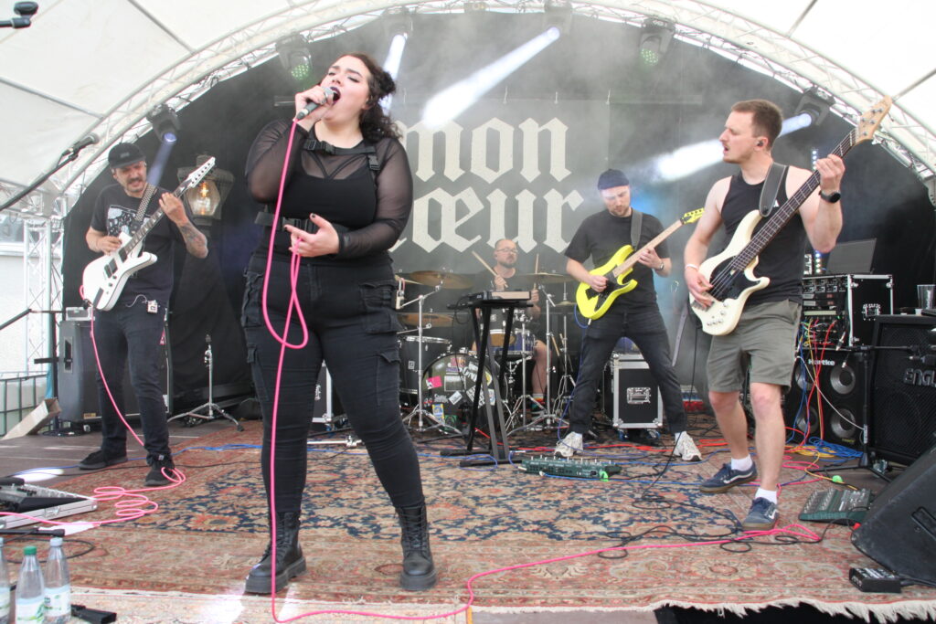 Die Band Mon Cœur performt Metalcore auf der Bühne beim Göss OpenAir 2026 in Gössmannsreuth.