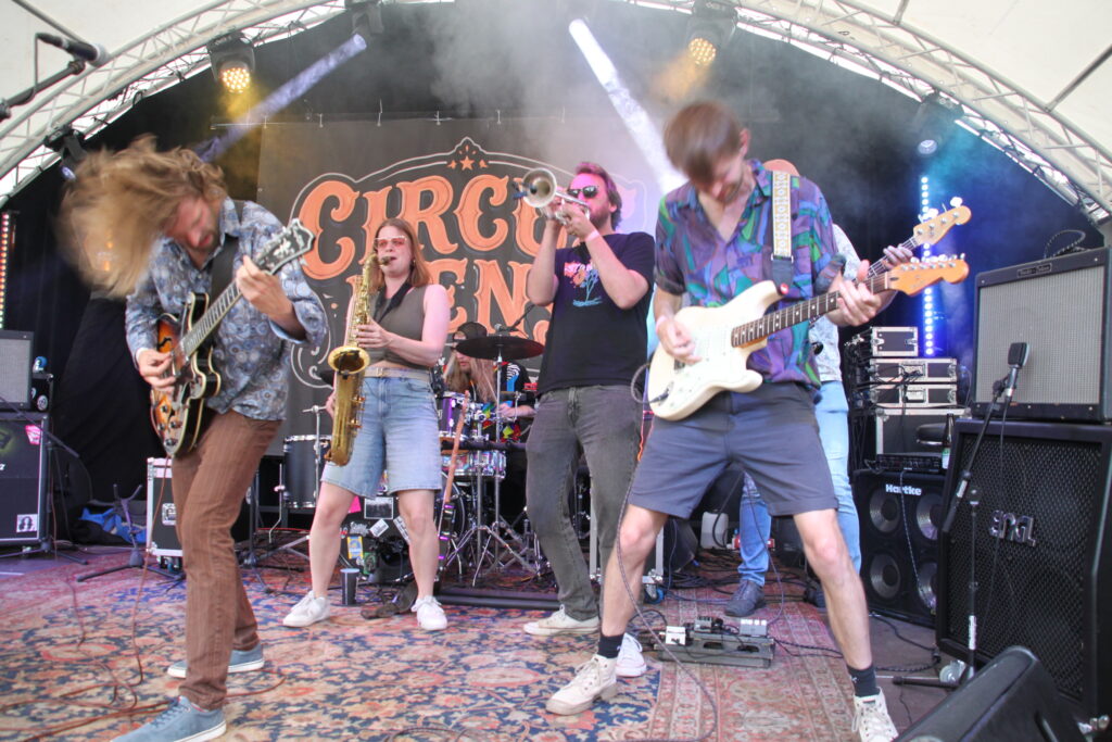 Circus Rens & The Meatballs performen mit vollem Line-up auf der Bühne beim Göss OpenAir 2026 in Gössmannsreuth.