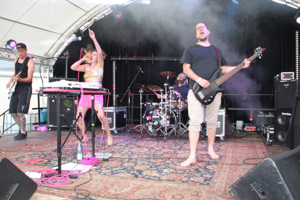 Band spielt mit Keytar und E-Bass auf der Bühne beim Göss OpenAir 2026 in Gössmannsreuth.