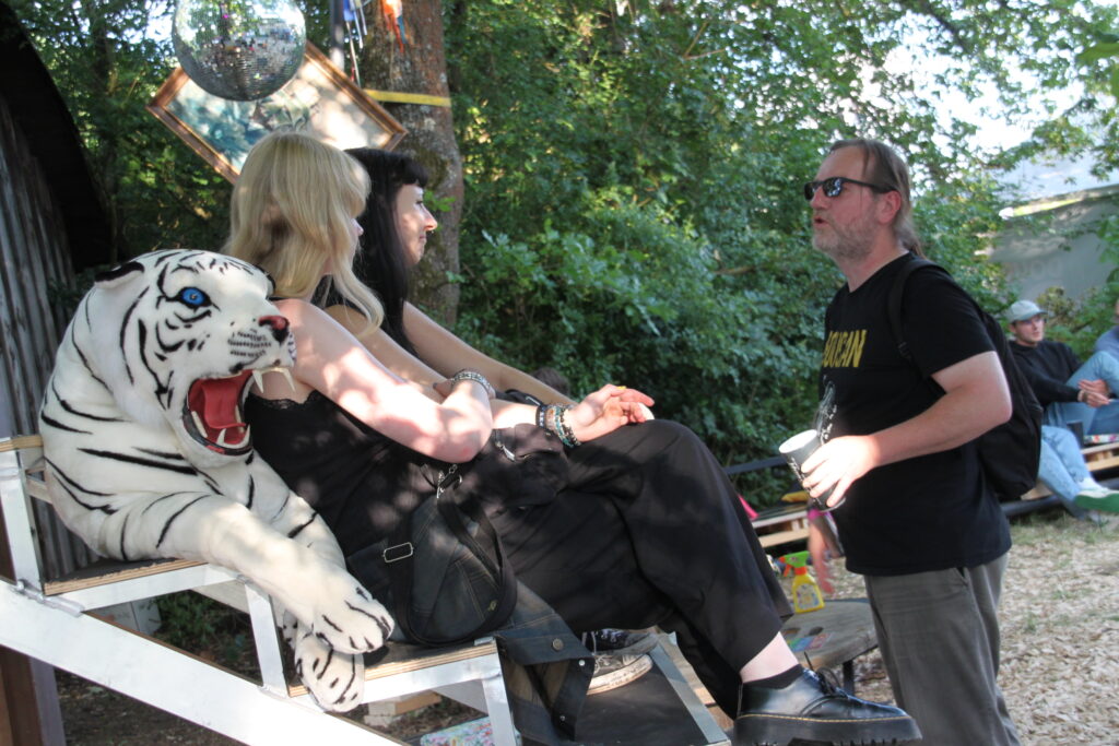 Besucherinnen posieren lachend mit einer Tigerfigur beim Göss OpenAir 2026 in Gössmannsreuth.