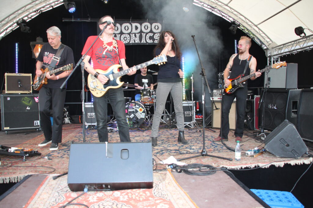 Die Band Voodoophonics spielt Surf-Rock auf der Bühne beim Göss OpenAir 2026 in Gössmannsreuth.