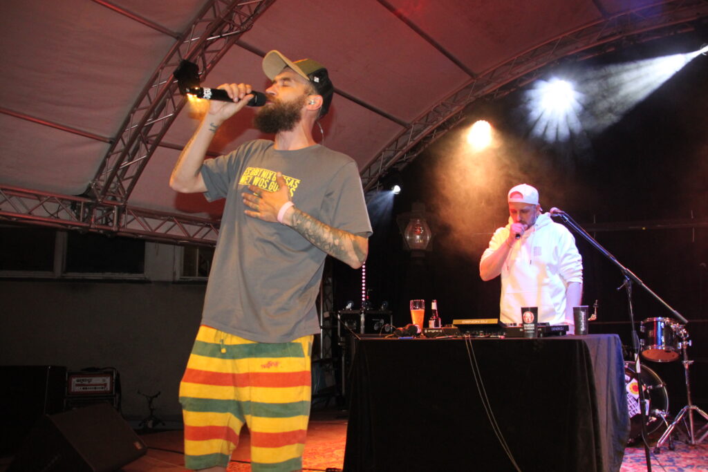 Rapper performt mit Mikrofon auf der Bühne beim Göss OpenAir 2026 in Gössmannsreuth.
